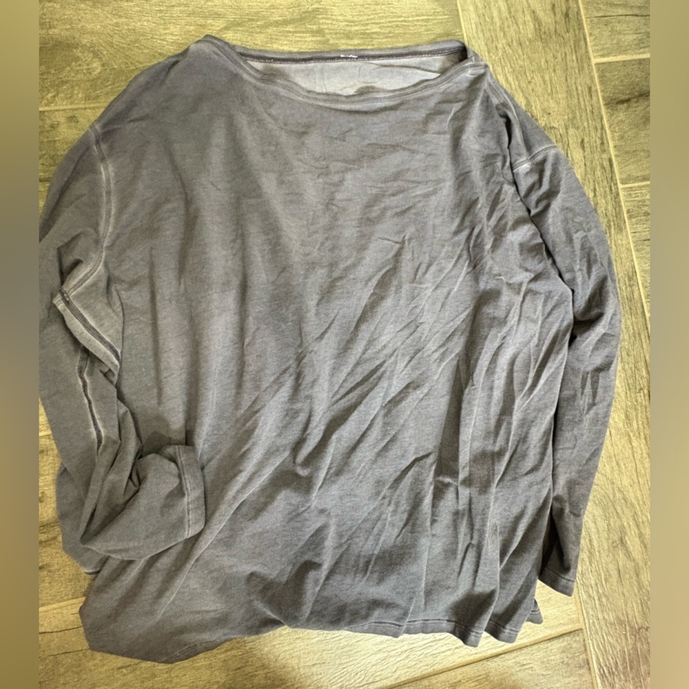 Women’s lightweight long sleeve grey lululemon (no size tags 10-12 likely)
